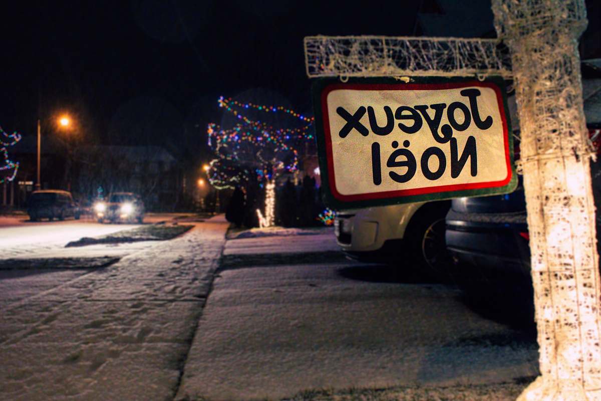 license plate Joyeux Noel street sign text